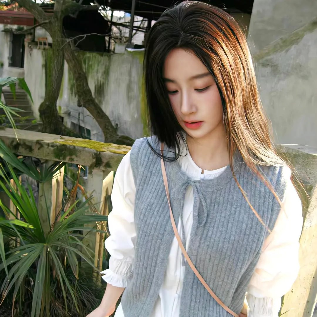 随盲柳入眠的女人